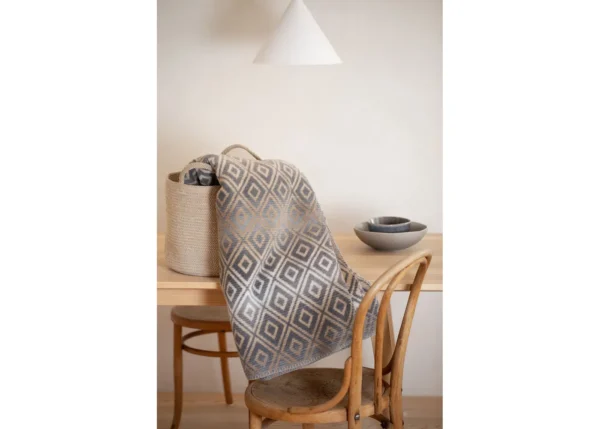 SAVONA throw "lozenge shapes gradient" (GRS) - Image 5